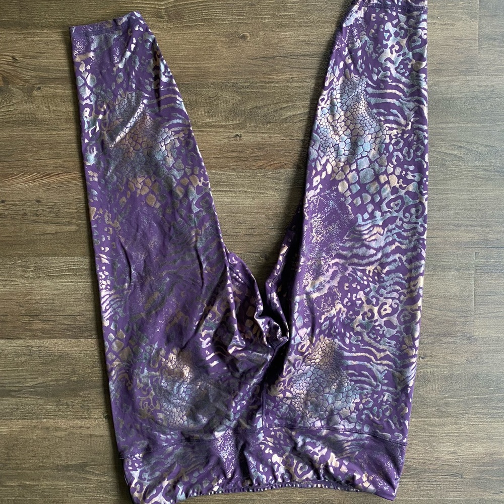 Lola getts animal print leggings